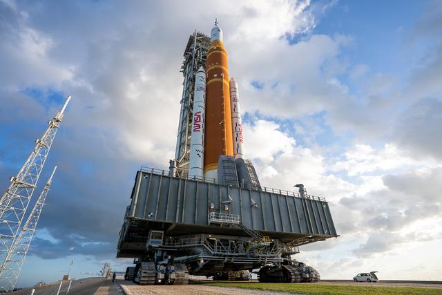 NASA'nın SLS Roketi ve Orion Uzay Aracı Fırlatma Padı 39B'ye Çıkıyor
